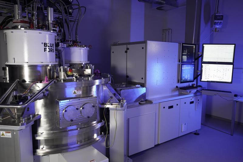 The cryogenic on-wafer prober at Fraunhofer IAF enables fully automatic characterizations of up to 25 whole 200-mm or 300-mm wafers with devices for quantum technologies.