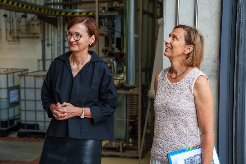 Bundesforschungsministerin Bettina Stark-Watzinger (li.) und BTU-Präsidentin Prof. Dr. Gesine Grande im Wasserstoff-Forschungszentrum der BTU. 