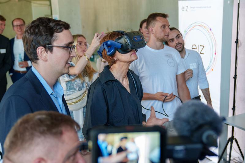 Bundesforschungsministerin Bettina Stark-Watzinger (mit VR-Brille) informierte sich unter anderem im Energie-Innovationszentrum der BTU. 