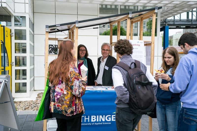 Professorin Lorenz-Haas (2. v. l.) und Professor Weber (3. v. l.) beraten Interessierte auf dem Campus der TH Bingen