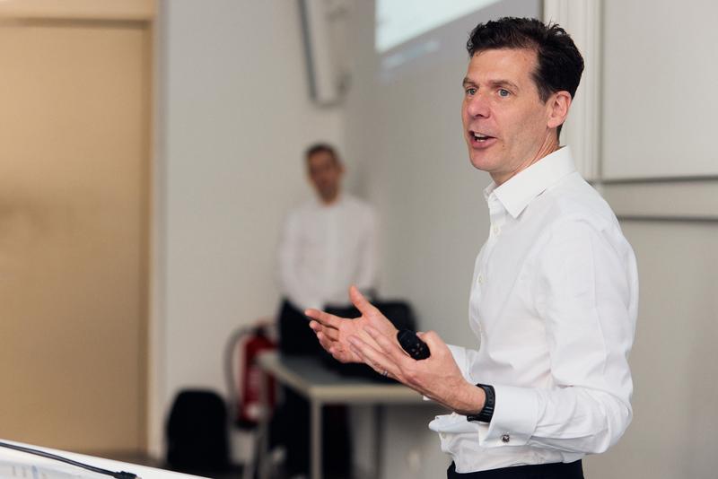 Adrian Cox sieht großen Nutzen in GenAI, aber er thematisierte auch die Probleme.