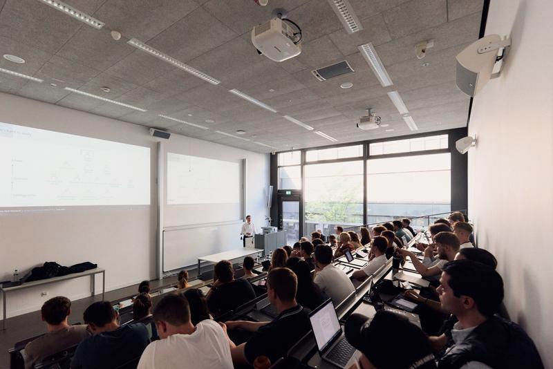 Experten des Bankenverbandes Bielefeld diskutierten mit Studierenden zum Thema „Generative AI: is it all just a hype?“.