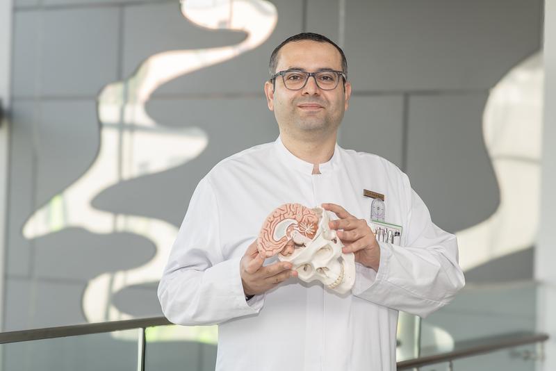 PD Dr. med. Mohammed Banat, Leitender Oberarzt an der Klinik und Poliklinik für Neurochirurgie des Universitätsklinikums Bonn (UKB), hat nun ein innovatives, digitales Lehrprojekt Erlernen der funktionellen Neuroanatomie entwickelt. 