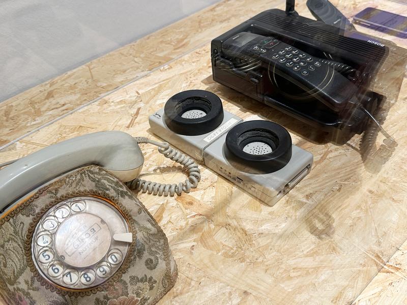 Zwischen dem Scheibentelefon mit Brokatmantel und dem Tastentelefon liegt auch zeitlich der Akustikkoppler. In die zwei Muscheln des Akustikkopplers dataphon s 21 d wurde im Museum der Telefonhörer gelegt.