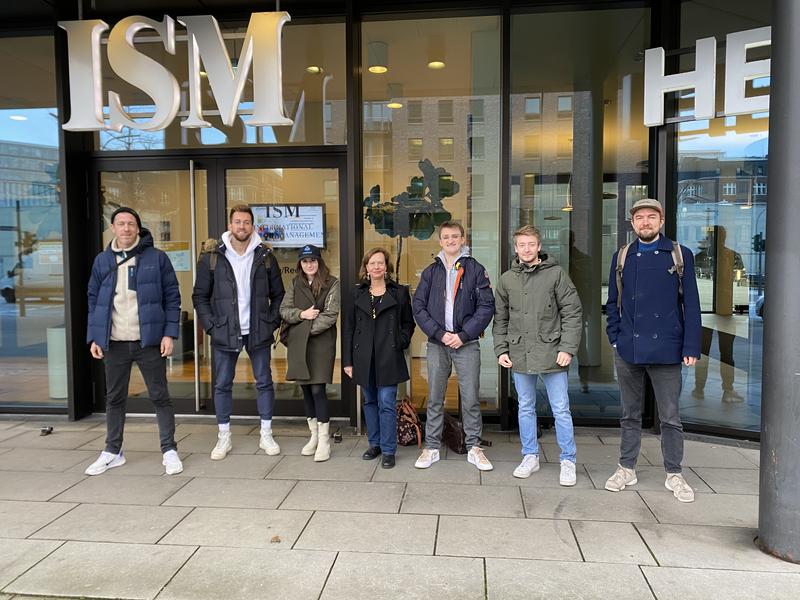 Prof. Dr. Nicole Fabisch mit Studierenden am ISM Campus Hamburg