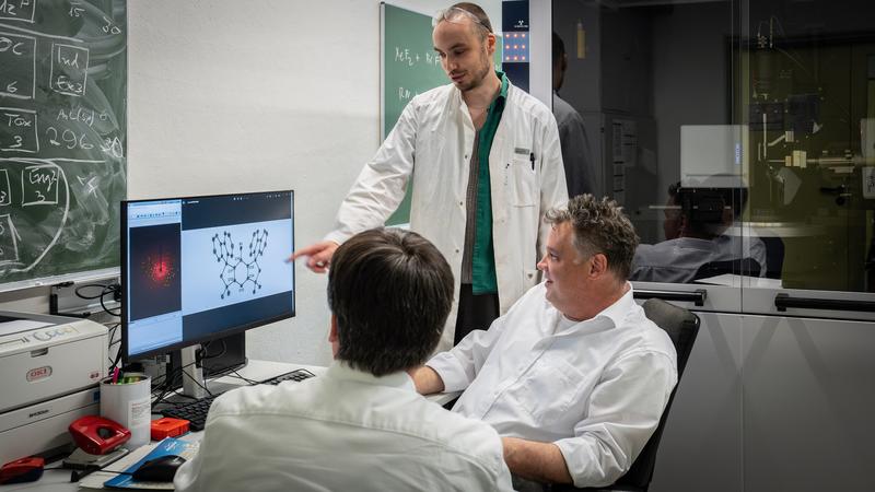 (From the left) Emanuel Hupf, Jens Beckmann, and Marvin Janssen in the chemistry laboratory at the University of Bremen discussing their latest discovery, the first isolated nitrene.