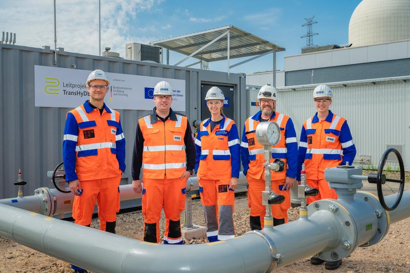 An dem Loop beteiligtes RWE-Team vor Teststand. 
