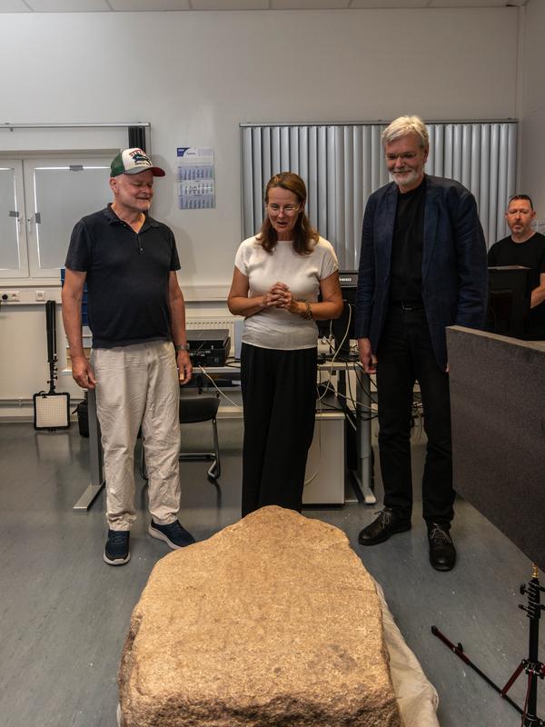 Peter Wittenberg (Finder), Kulturministerin Bettina Martin und Landesarchäologe Dr. Detlef Jantzen