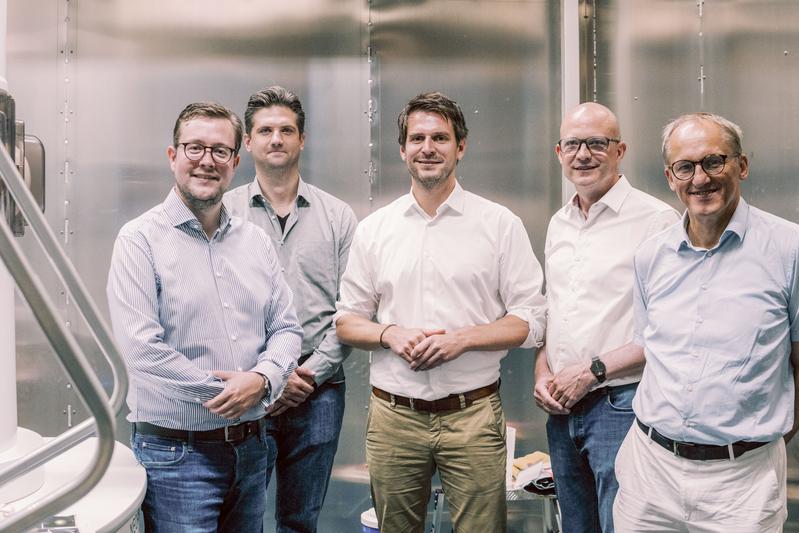 Staatssekretär Paul Höller (Mitte) besucht die Ruhr-Universität. Mit ihm im Labor (von links): Peter-Christian Zinn und Pascal Thome von IAL, Thomas Wollinger von der Bochum Wirtschaftsentwicklung und Forschungsprorektor Günther Meschke von der RUB.