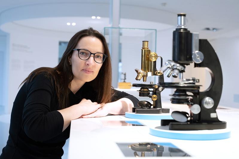 Ulrike Böhm ist begeisterte Physikerin mit einer Leidenschaft für Optik und Photonik. 