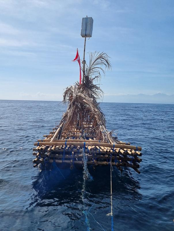  	 Fisch-Ansammlungs-Plattform - „Fish Aggregating Device“ (FAD) aus Bambus vor Gondol an der Nordküste von Bali