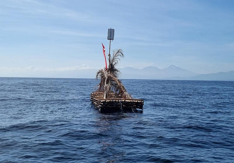  	 Fisch-Ansammlungs-Plattform - „Fish Aggregating Device“ (FAD) aus Bambus vor Gondol an der Nordküste von Bali