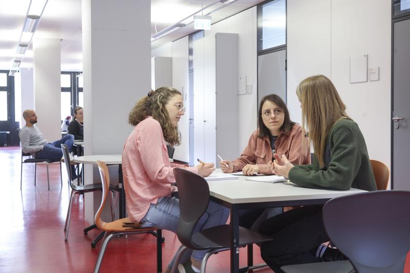 Sich berufsbegleitend weiterbilden: Die PHKA bietet zahlreiche Zertifikate und Masterstudiengänge an. 