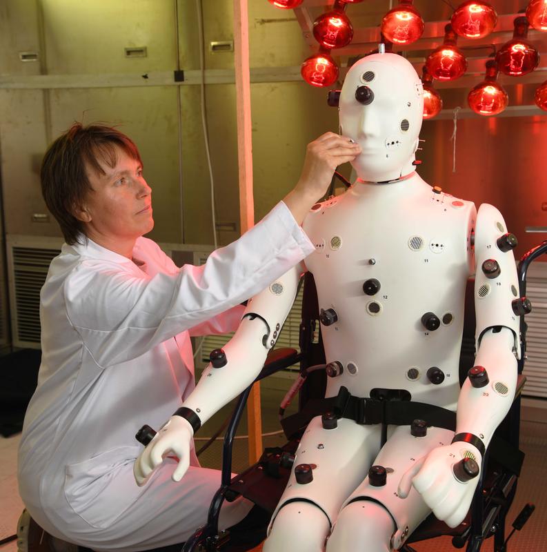 Empa-Forscherin Agnes Psikuta positioniert Manikin «HVAC» für die Datenmessung in der Klimakammer.