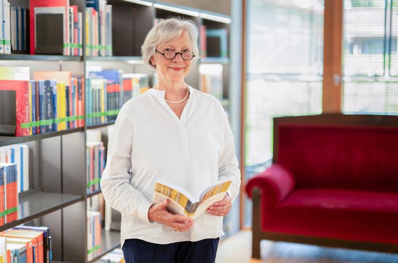 Prof. Dr. Veronika Hammer, Professorin der Fakultät Soziale Arbeit der Hochschule Coburg, ist Herausgeberin des wissenschaftlichen Sammelbandes „Demokratie lernen – Ländliche Räume und Volkshochschulen“. 