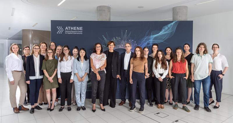 Bun­des­for­schungs­mi­nis­ter­in Bettina Stark-Watzinger und ATHENE-CEO Prof. Michael Waidner im Kreise der ATHENE-Forscherinnen