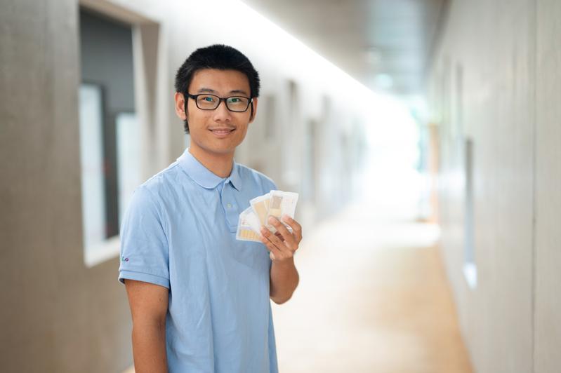 Yuzhong Shi ist es an der Hochschule Coburg gelungen, plasmonische Nanostrukturen durch Shadow Mask Lithographie herzustellen. Er hat einige Muster mitgebracht - aber mit bloßem Auge ist die klitzekleine Nanowelt auf der Oberfläche nicht zu sehen. 