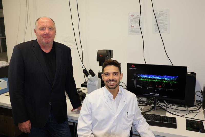 Prof. Dr. Bernhard Nieswandt (left) and Dr. Stefano Navarrro in the lab of the Rudolf-Virchow-Zentrum – Center for Integrative and Translational Bioimaging. 