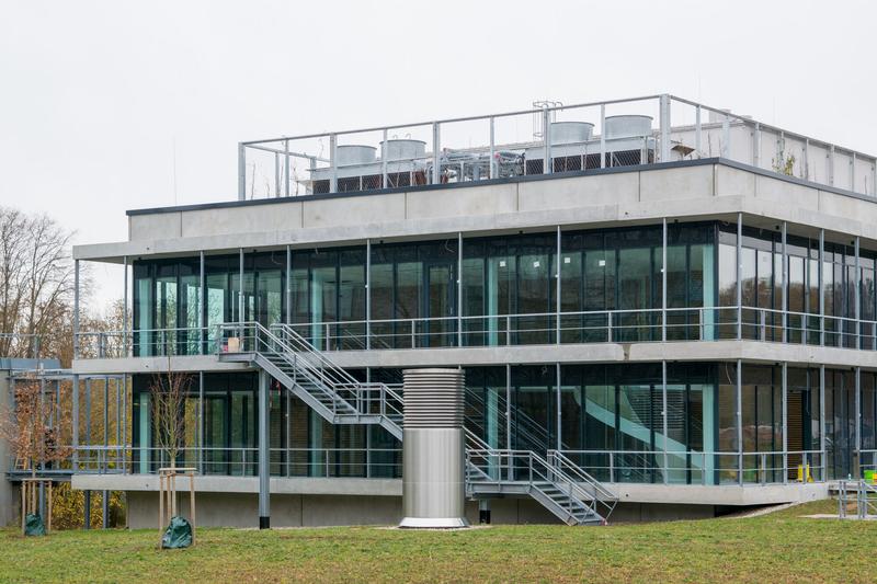 Die Universität Regensburg – hier der 2024 eröffnete Forschungsbau des Regensburg Center for Ultrafast Nanoscopy RUN – hat sich im internationalen Shanghai-Ranking weiter verbessert. 