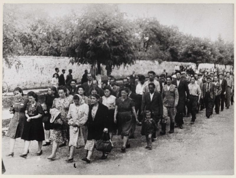 Trauerzug auf dem Weg zum jüdischen Friedhof in Kielce, 8. Juli 1946