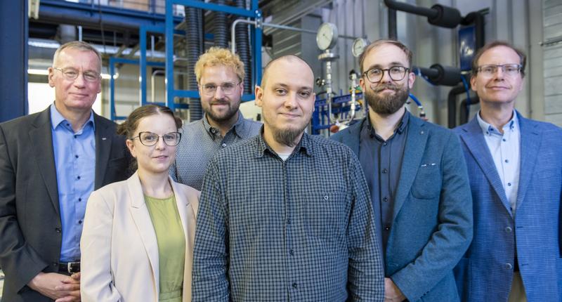 Das Projektteam mit dem Hauptberuflichen Vizepräsidenten der BTU Cottbus-Senftenberg Prof. Michael Hübner (r.) und Prof. Jörg Acker (l.), Inhaber des Fachgebietes Physikalische Chemie, anlässlich des Projektstartes.