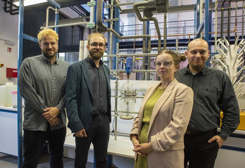 Das vierköpfige Forschungsteam zum Projekt HoCHQant (v.l.n.r.): Dr. David Uebel, Dr. Owen C. Ernst, Anne Handschick-Ernst und Roman Brendler.