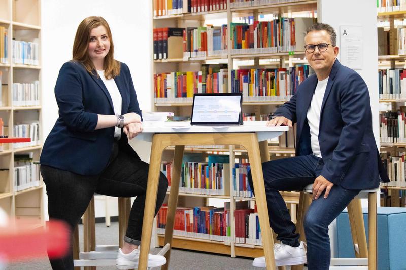 Wollen dem Fachkräftemangel in den Jugendämtern entgegenwirken (v.l.): Projektkoordinatorin Marleen Steinbrich und Prof. Dr. Dirk Nüsken von der EvH Bochum.