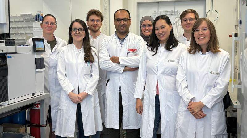 Im Bild (v.li.n.re.): Gabriele Allies, Dr. Luiza M. Nascentes Melo, Jonathan Krystkiewicz, Prof. Dr. Dr. Alpaslan Tasdogan, Feyza Cansiz, Dr. Natalie Wagner, Jonas Rösler und Isa Westedt