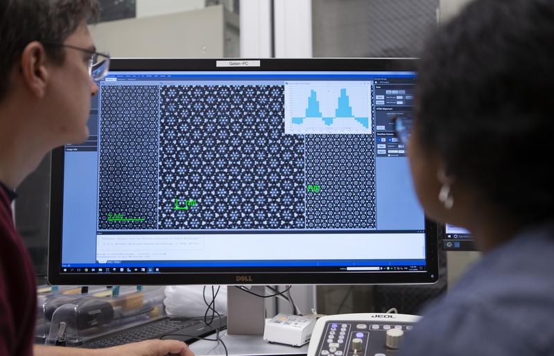 Eines der beiden hochmodernen, analytischen Transmissionselektronenmikroskope am Institut für Physik der Universität Augsburg. 