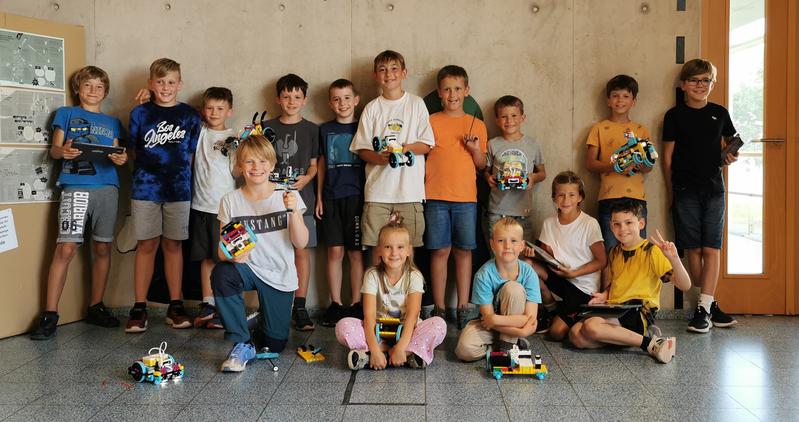 Spielerisch den Umgang mit Technik lernen: Junge Tüftlerinnen und Tüftler aus einem der zahlreichen technikcamps-Kurse an der Universität Koblenz präsentieren ihre Projekte. 