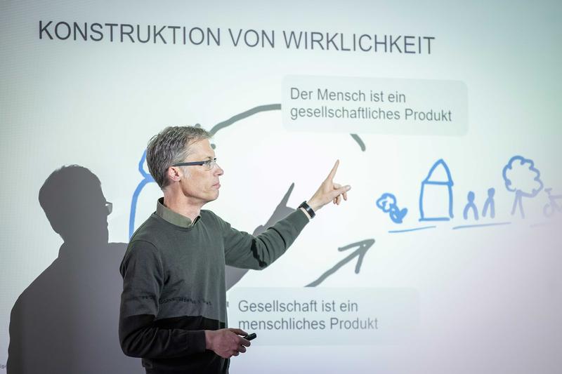 „Ein komplexes Thema braucht mehrere Perspektiven“, sagt Christian Huppert, Lehrgebiet Sozialarbeitswissenschaft mit dem Schwerpunkt Behinderung und Inklusion an der HSBI.