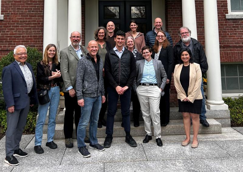 The authors of the letter, which has been published in Science. Professor Dr Martin Lercher (front row, fourth from left) and Professor Dr Itai Yanai (next to him on the right) are the two corresponding authors. 