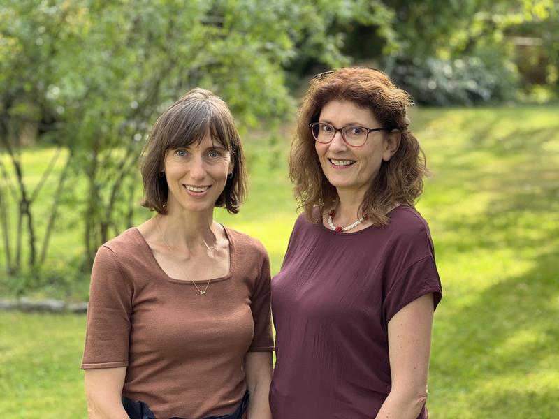  Lenka Scholze und Tanja Anstatt (rechts) vergleichen verschiedene Typen von Minderheitensprachen. 