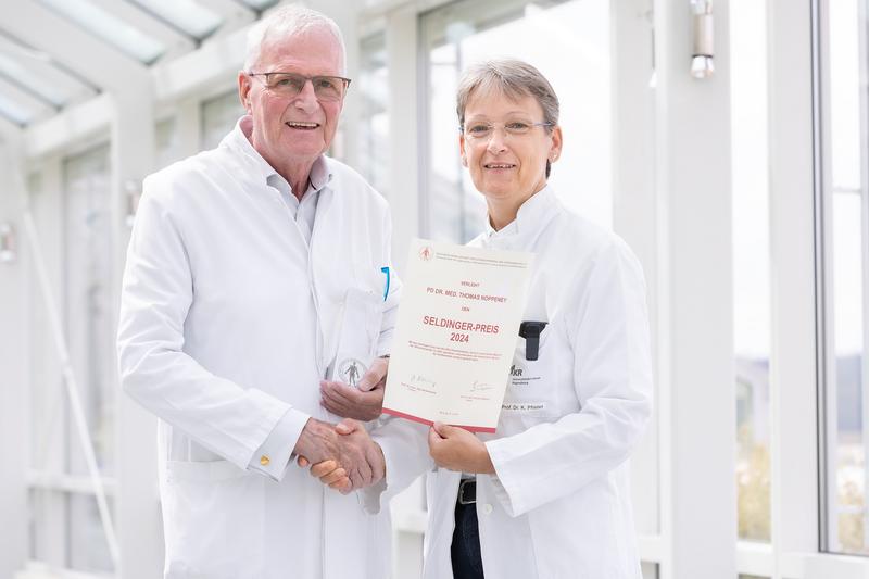 PD Dr. Thomas Noppeney freut sich zusammen mit Prof. Dr. Karin Pfister über die Auszeichnung der DGG.