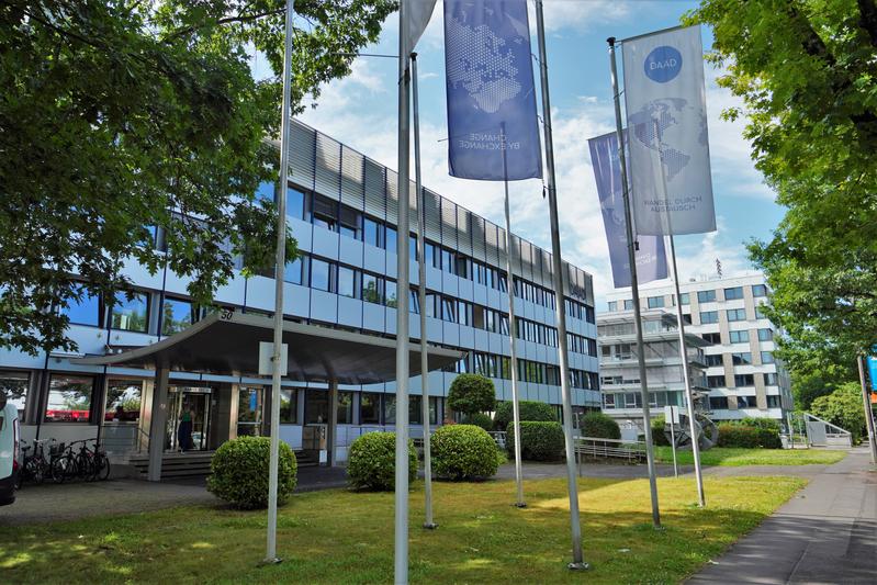 Flaggen vor dem DAAD-Hauptgebäude in Bonn