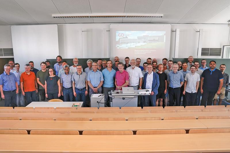 Die Teilnehmenden des wissenschaftlichen Kolloquiums für Elektrische Energietechnik und Elektromobilität (WiKE3) in der Hochschule Coburg 