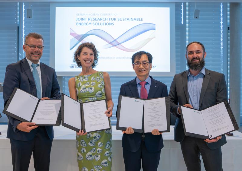 Prof. Dr. Thomas Weißgärber (Fraunhofer IFAM), Prof. Dr. Erica Lilleodden (Fraunhofer IMWS), Dr. Chang-Keun Yi (KIER), und Michael Seirig (Fraunhofer IWES, von links) unterzeichneten die Vereinbarung.