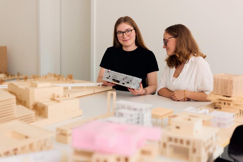 Ein Parkhaus in ein Wohnprojekt für Studierende umwandeln war die Aufgabe, der sich die Architektur-Studentinnen (v.l.) Anne-Marie Fink und Charlotte Gehlen gewidmet haben. 