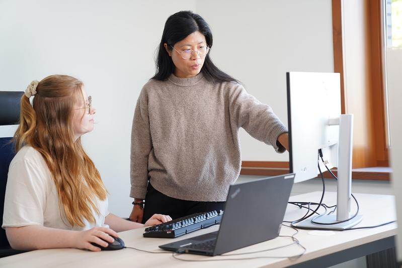 DFKI scientist Siting Liang (on the right) is conducting a study with medical students as part of the AutoPrompt project. With her colleague Sara-Jane Bittner she discusses the final details. 