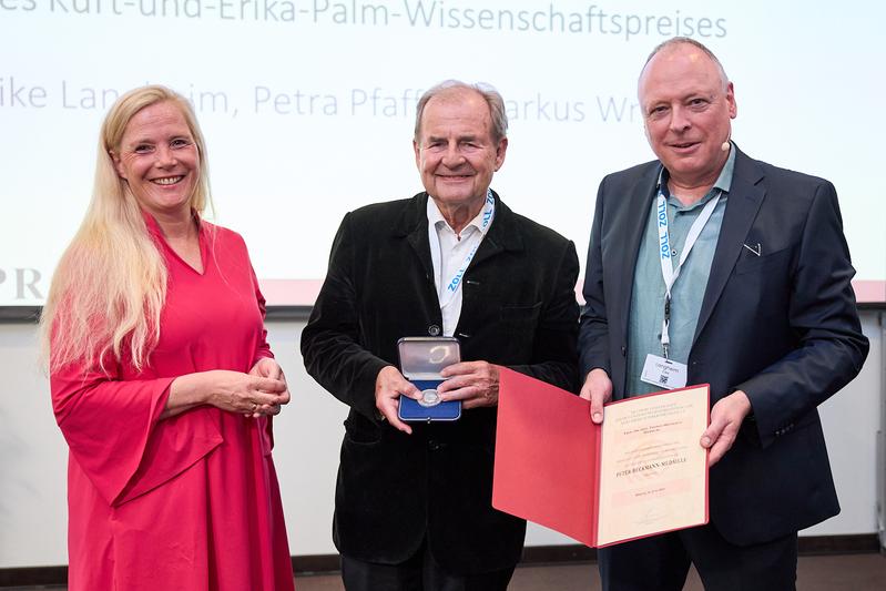 Prof. Dr. med. Thomas Meinertz (Mitte) mit DGPR-Präsident Dr. med. Eike Langheim (rechts) und DGPR-Vizepräsidentin Dr. med. Melanie Hümmelgen 