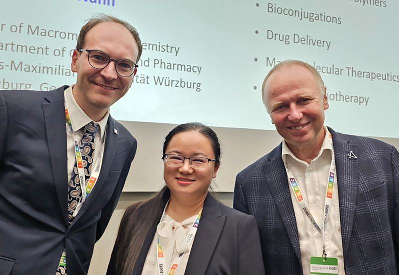  Professor Lutz Nuhn (links) erhielt den Hanwha-TotalEnergies IUPAC Young Scientist Award 2024 zusammen mit Professorin Rongrong Hu (Mitte) aus den Händen von Professor Igor Lacik (rechts), Präsident der IUPAC Polymer-Division.