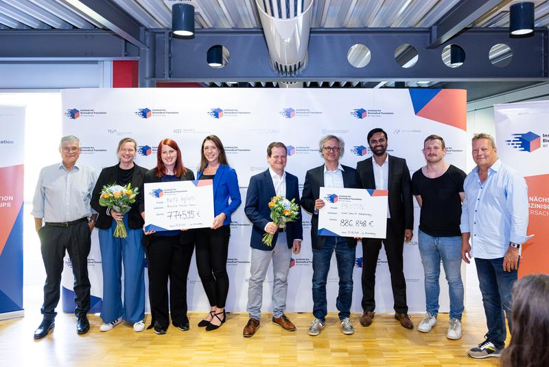 The winning projects Bacta Implants (MHH) and PROTON (HZI) with Prof. Peter Hammann, Chairman of the Portfolio Advisory Board, (far left) and Prof. Thomas Sommer, IBT Managing Director, (far right).