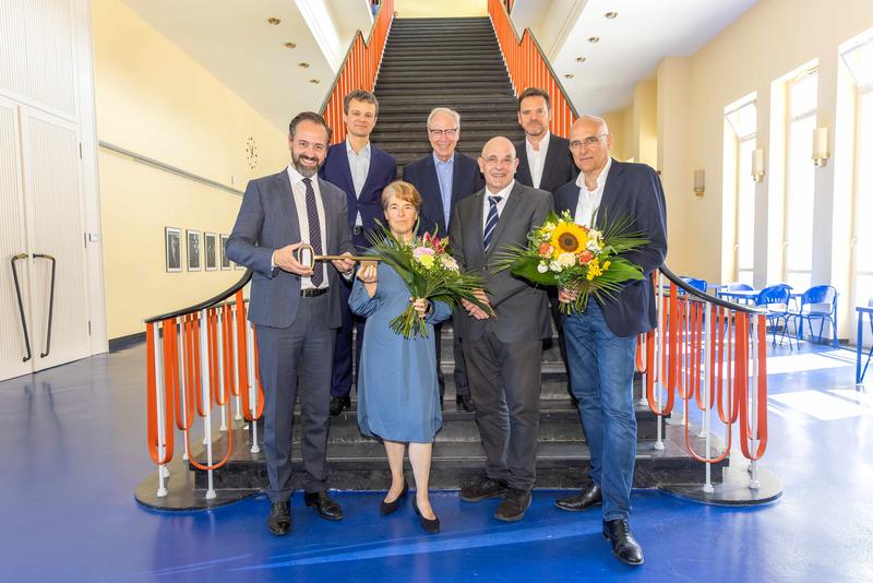 Institutsdirektorin Prof. Henrike Todorow bekam den symbolischen Schlüssel von Wissenschaftsminister Sebastian Gemkow (links) überreicht. 