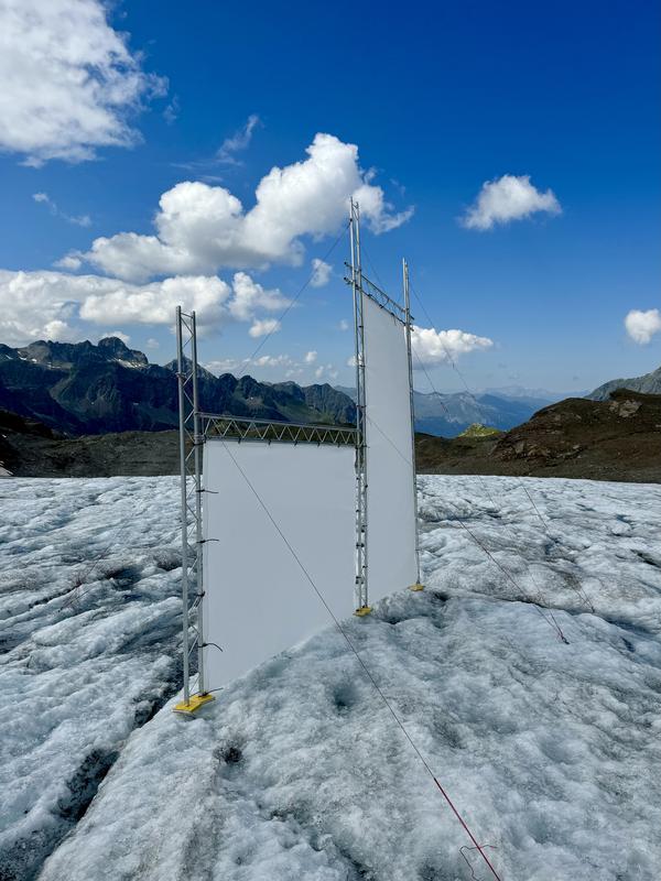 Infrarotmessungen über dem Eis: Während der Gletscherwind an den Leinwänden vorbeifließt, nimmt die Kamera Luftmassenbewegungen und Temperaturveränderungen auf.