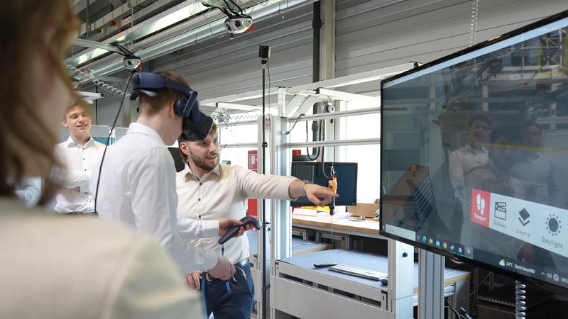 Fabrikplanung mit VR-Brille: Digitale Werkzeuge können den Fabrikplanungsprozess unterstützen. Möglich ist es zum Beispiel, Planungsergebnisse mit Virtual Reality zu visualisieren.