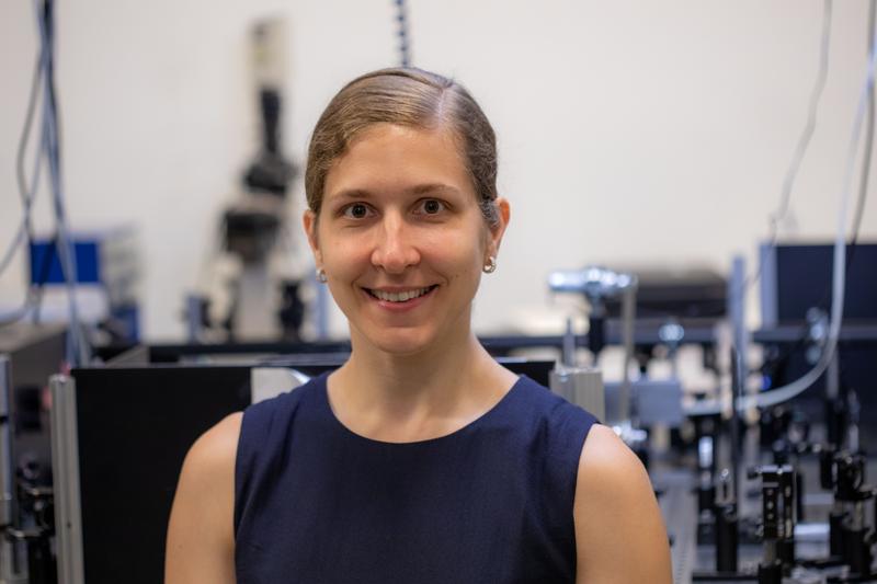 Dr. Corinna Kufner baut am Leibniz-IPHT in Jena eine Nachwuchsgruppe auf, um mit ultraschneller Spektroskopie den Ursprung des Lebens zu erforschen. Die Carl-Zeiss-Stiftung fördert das Projekt UV LiFE im Programm CZS Nexus.