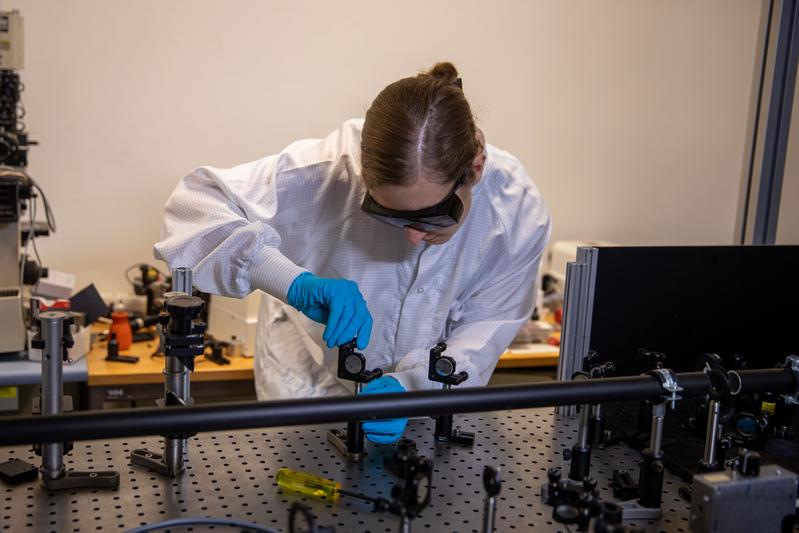 Dr. Corinna Kufner baut am Leibniz-IPHT in Jena eine Nachwuchsgruppe auf, um mit ultraschneller Spektroskopie den Ursprung des Lebens zu erforschen. Die Carl-Zeiss-Stiftung fördert das Projekt UV LiFE im Programm CZS Nexus.