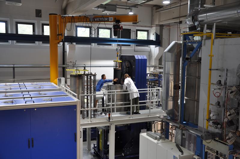 A key component of the numerous systems in the R&D center is the hot isostatic press (HIP). This is where the ceramic components are thermally compacted at up to 2000 °C and 2000 bar - an important step in the process of achieving transparency.