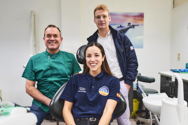 Zahnarzt Dr. Dirk Neefs mit Alba Sanchez-Montalvo (Immunologin und Doktorandin) und Romain Maddox (Physiker) (v.l.n.r.) haben die Studie "Mundgesundheit bei Astronauten" durchgeführt