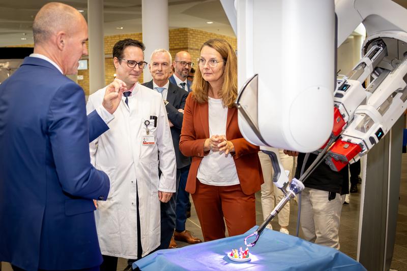 Prof. Uwe Reuter (v.li.), Prof. Richard Hummel, Prof. Karlhans Endlich, Toralf Giebe und Ministerin Martin bei der Präsentation des neuen Da Vinci Modells.